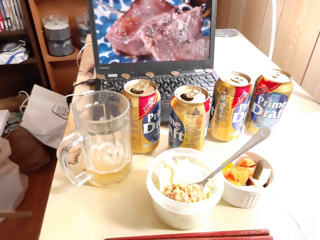 ご馳走（肉）を見ながら、野菜をつまみに飲む男（笑）